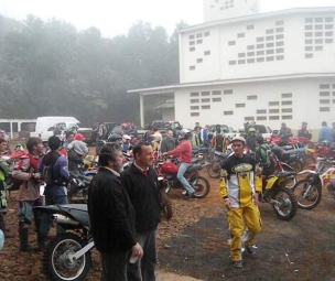 Padre Pedro e Ivanor Sfredo em encontro de motociclistas