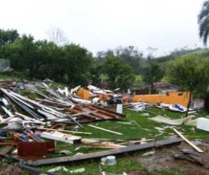 Casa destruida pelo tornado em Guaraciaba