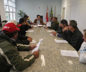 Padre Pedro em reunião com Via Campesina e secretário da Agricultura, João Rodrigues, em 24 de agost