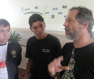 Paulo Brack, com estudantes, em 24 de novembro.